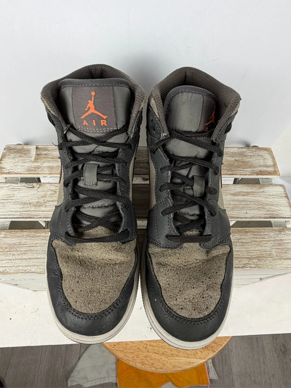 Nike Air Jordan 1 Mid SE sneakers grey/black leather and suede upper size 6.5Y